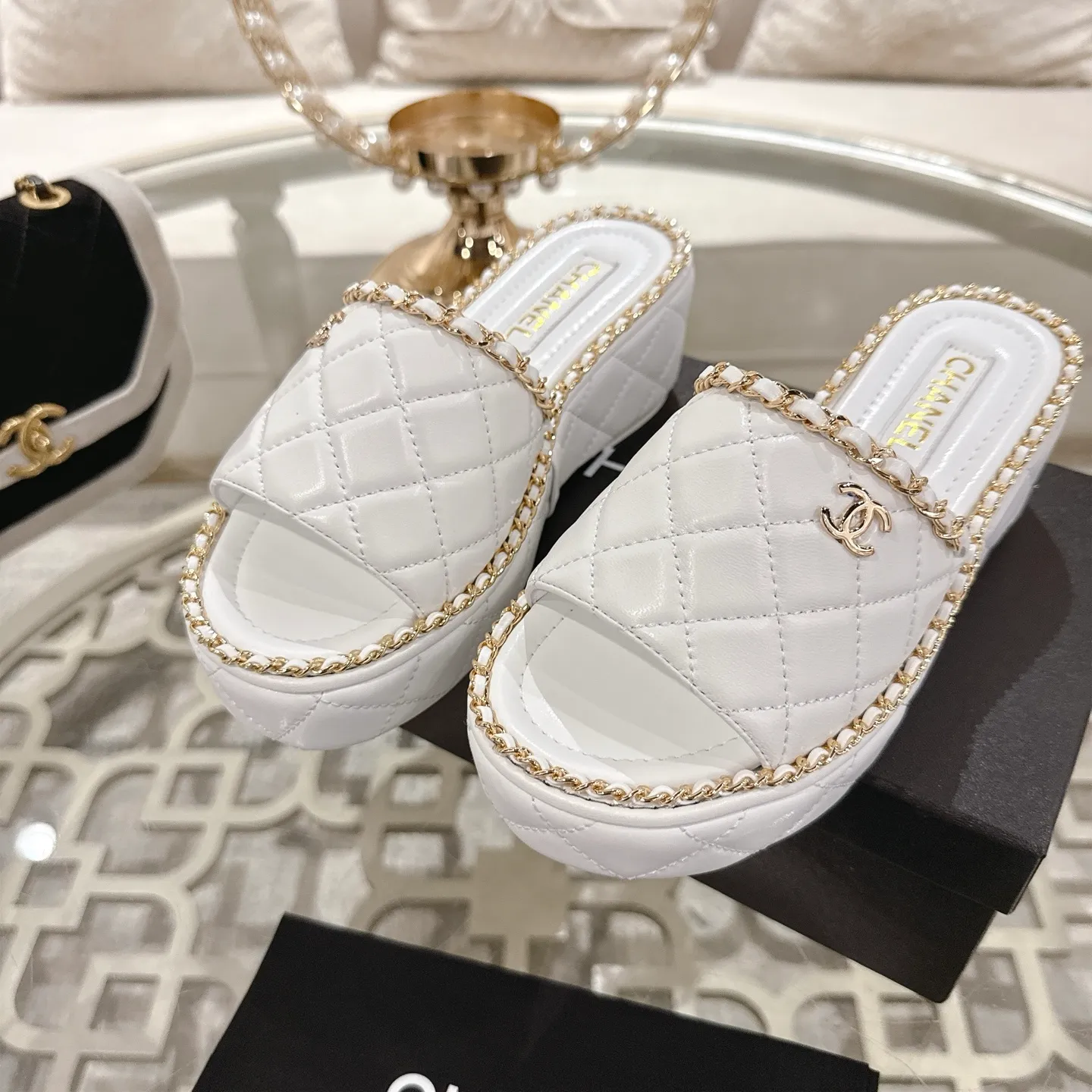 👟👟Ex-factory price 600👟👟 𝐂𝐇𝐀𝐍𝐄𝐋 | Xiaoxiang 25𝐬𝐬 🦋2025 Spring and Summer New Products Counter Classic Xiaoxiang Double C Diamond Chain Slippers Series New〰 🍬 The absolute best in the BS fashion circle. Matching will perform meticulously Minimalist, classic elements that will never fade away 💋 Show unique dressing style, too beautiful to say anything. A must-have for summer... Upper: Original high-customized lambskin Lining: Imported mixed sheepskin lining Outsole: Original molded non-slip outsole Shoe size: 35-39 (34.40.41.42 customization is not returnable)